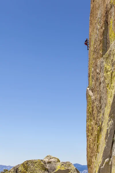 Climber gripping the rock. — Stock Photo, Image
