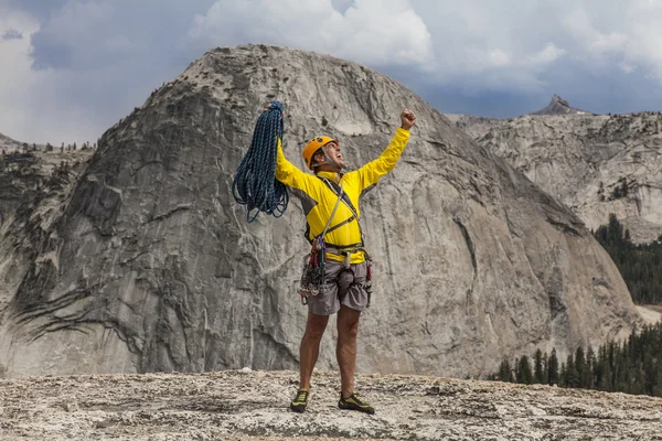 Альпинист празднует на вершине . — стоковое фото