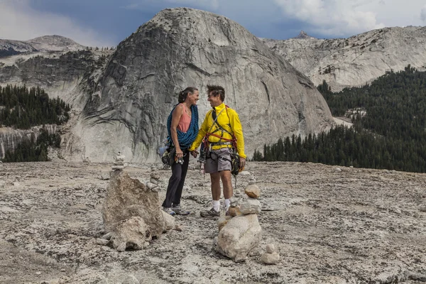 Milující horolezecké pár na vrcholu. — Stock fotografie
