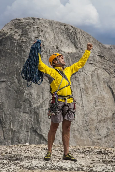 Альпинист празднует на вершине . — стоковое фото