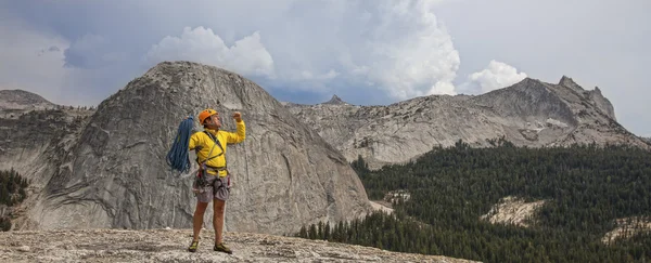 Bergsteiger feiert auf dem Gipfel. — Stockfoto
