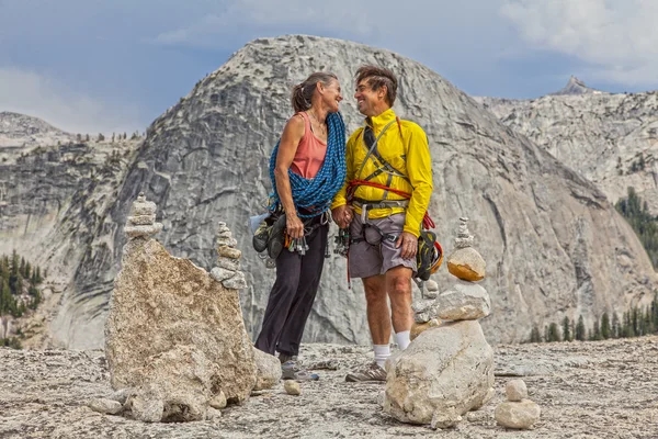 Amante pareja de escalada en la cumbre . — Foto de Stock