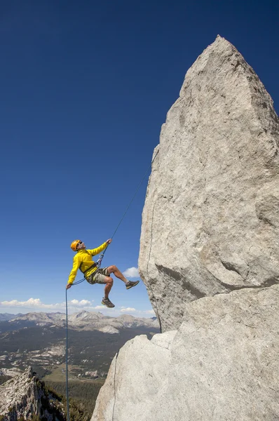 Rock klättrare på kanten. — Stockfoto