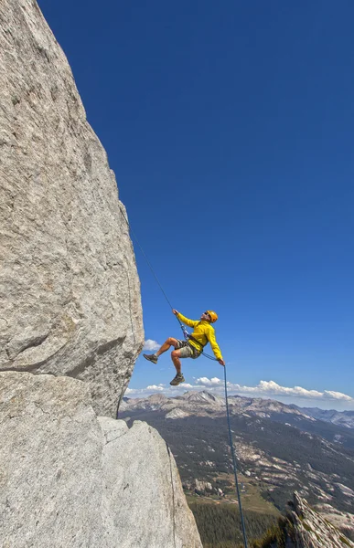 Скельний альпініст на краю . — стокове фото