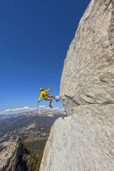 Скельний альпініст на краю . — стокове фото
