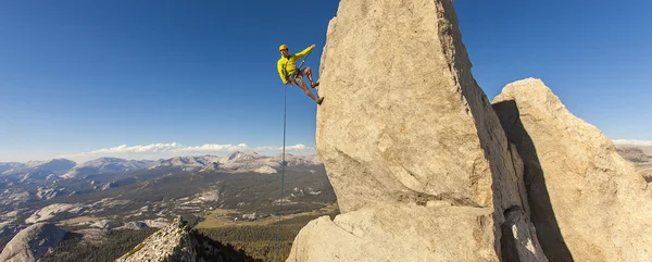Rock klimmer op de rand. — Stockfoto