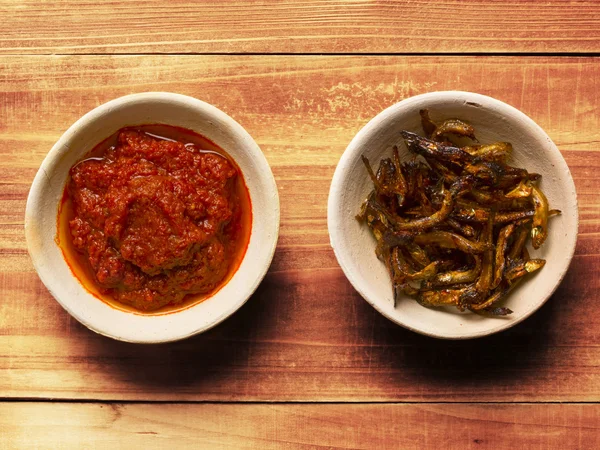 Smažené ančovičky a chilli sambal — Stock fotografie