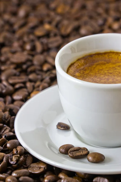 볶은 커피 콩에서 신선한 에스프레소의 세부 사항 — 스톡 사진
