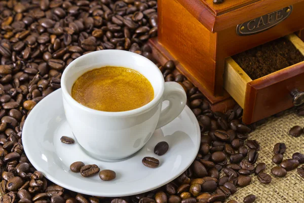 Espresso fresco con molinillo de café manual de madera — Foto de Stock