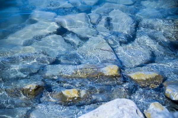 Камни под кристальной водой . — стоковое фото