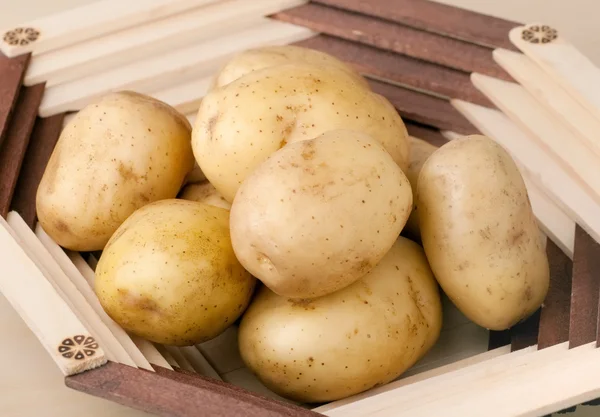 Pommes de terre fraîches dans un vase en bois — Photo