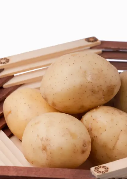 Pommes de terre fraîches dans un vase en bois — Photo