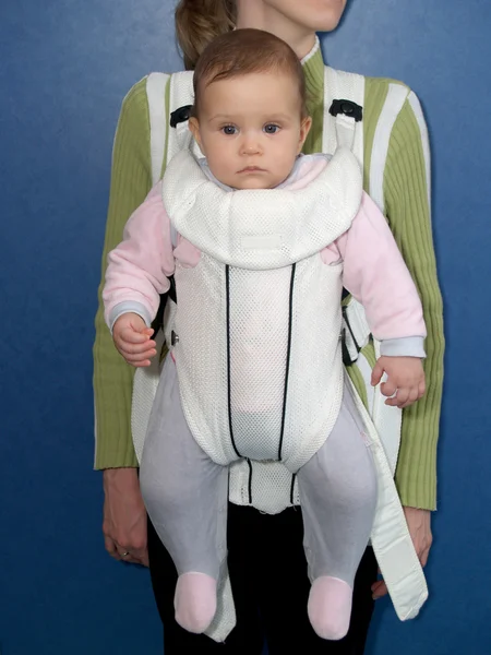 Kobieta trzyma dziecko w nosidełku — Zdjęcie stockowe