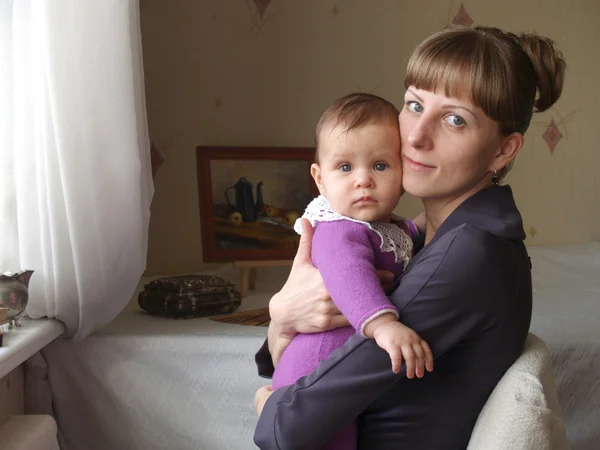 La donna con il bambino su mani — Foto Stock
