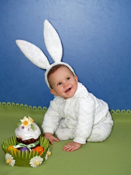 Dziecko w garnitur zając z Wielkanoc Wielkanoc ciasta — Zdjęcie stockowe