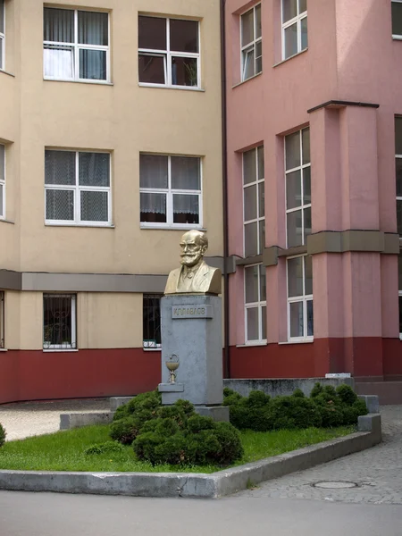 Kaliningrad ett monument till akademiker av nominativ pavlov — Stockfoto
