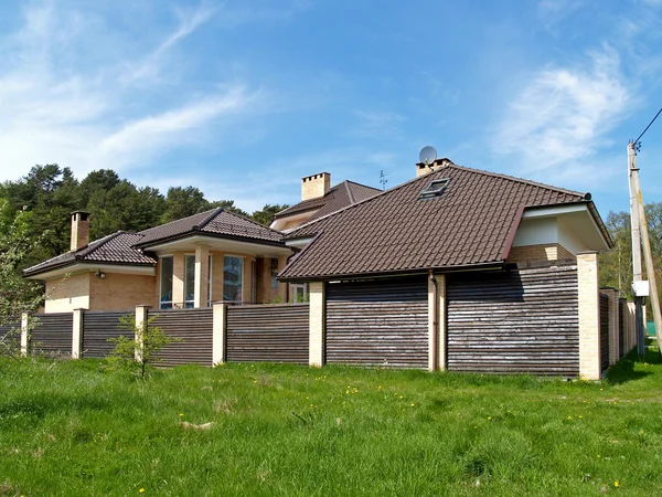 Casa de campo com um telhado de azulejo — Fotografia de Stock