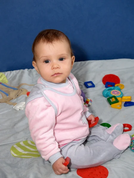 Das Baby hält Spielzeug in der Hand — Stockfoto