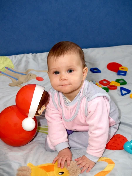 Младенец играет с игрушкой-табуреткой — стоковое фото