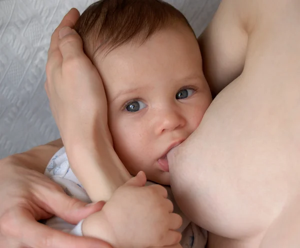 A mulher ama a criança — Fotografia de Stock