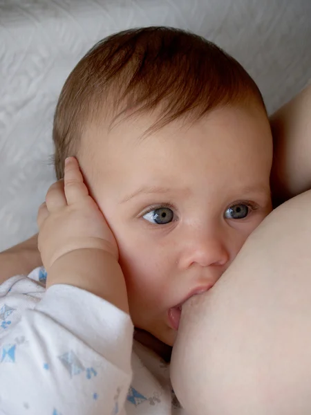 La donna allatta il bambino — Foto Stock