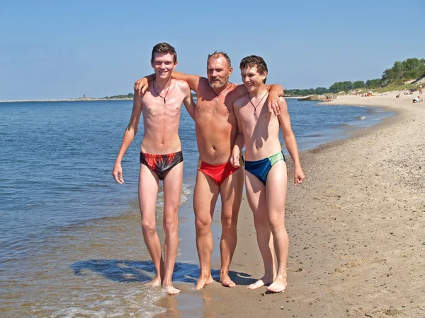 The man with sons on the bank of the Baltic Sea — Stock Photo, Image