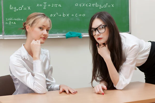 Två lärare vid skrivbord — Stockfoto