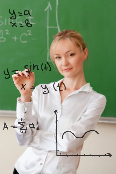 Lehrer schreibt Formel auf Glas — Stockfoto
