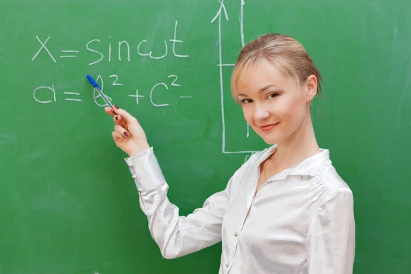 Estudiantes muestran fórmulas en pizarra — Foto de Stock