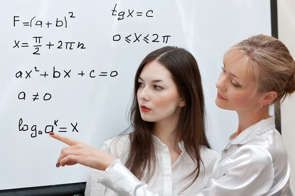 Due insegnanti considerano la formula — Foto Stock