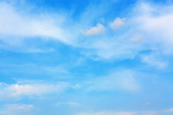 Блакитне небо і хмари фон Стокове Фото