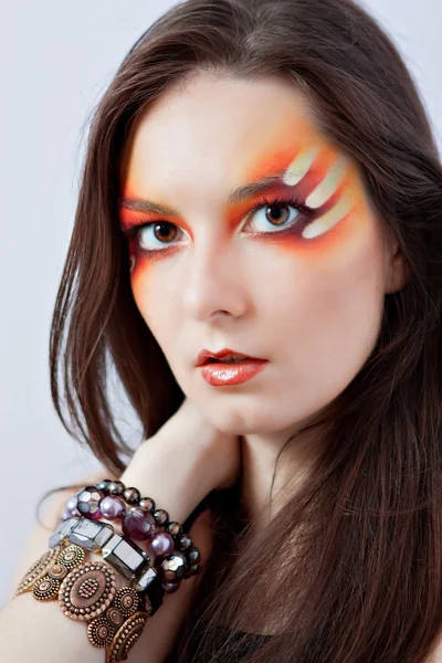 Vrouw met fantasie rode make-up — Stockfoto