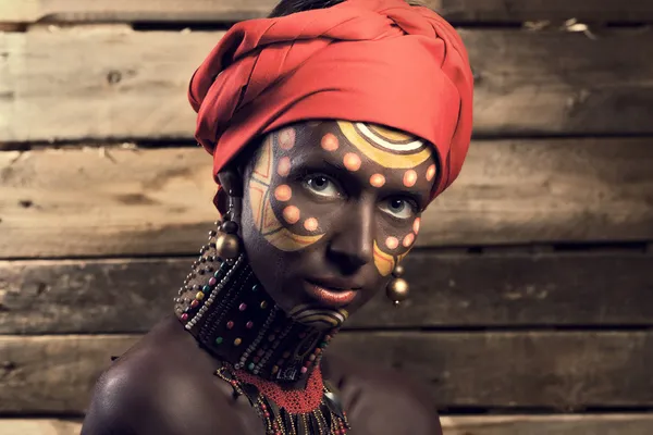 Frau in schwarzem Gesicht Make-up — Stockfoto