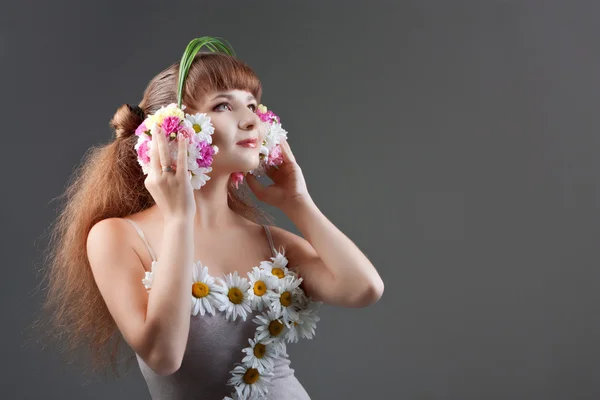 Girl in headphones of flowers — Stock Photo, Image