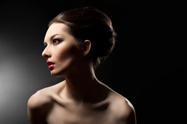 Vrouw met mooi haar en make-up — Stockfoto