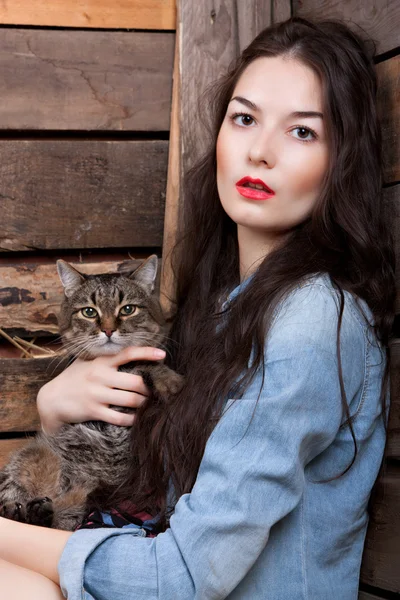 Portret kobiety z kotem — Zdjęcie stockowe