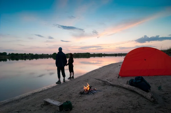 Paar camping in de buurt van lake — Stockfoto