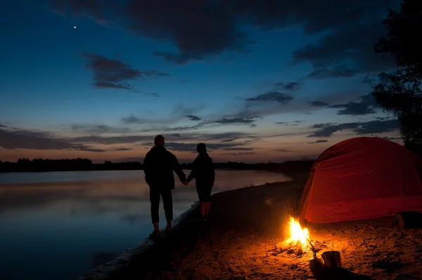 Casal camping perto do lago — Fotografia de Stock