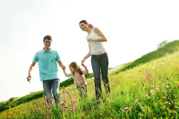 Счастливая семья веселится на свежем воздухе — стоковое фото