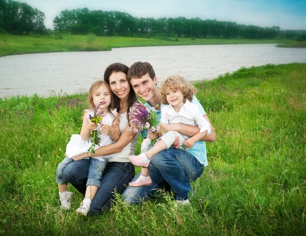 Gelukkig gezin buiten — Stockfoto