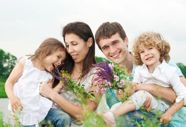 Szczęśliwa rodzina na świeżym powietrzu — Zdjęcie stockowe
