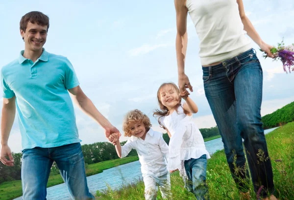 Familia feliz al aire libre —  Fotos de Stock