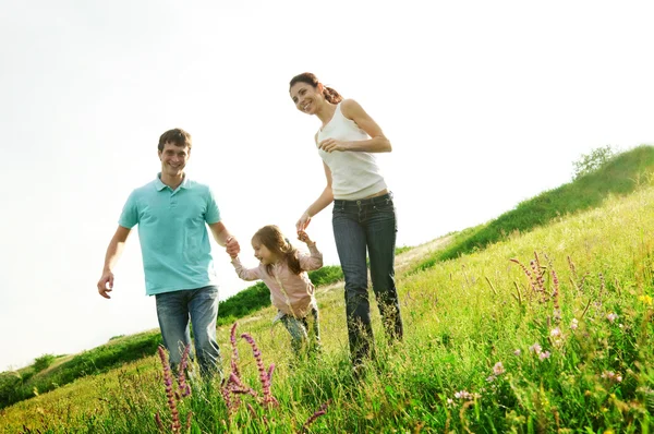 Lycklig familj som har roligt utomhus — Stockfoto