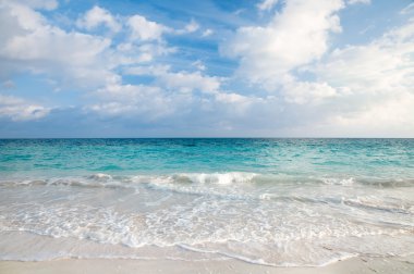 caribbean Beach üzerinde gündoğumu ve tropikal deniz gökyüzü