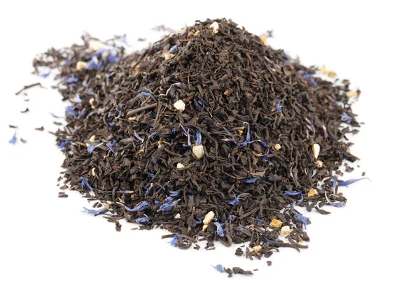 Lady Grey hojas de té sueltas negras sobre fondo blanco, poco profundo hacer —  Fotos de Stock