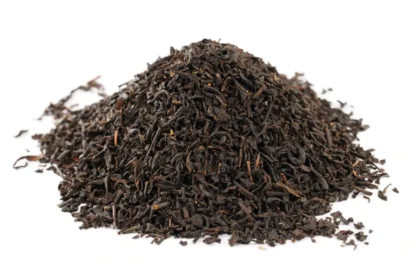 Earl Grey hojas de té sueltas negras sobre fondo blanco, poco profundo d — Foto de Stock