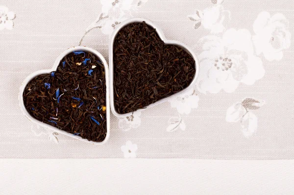 Κόμη γκρι και κυρία γκρι μαύρο χύμα τσάι φύλλα σε σχήμα καρδιάς, σε — Φωτογραφία Αρχείου