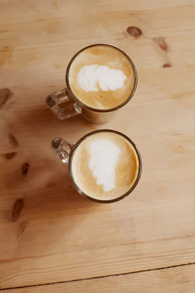 Café con leche en dos vasos altos sobre madera, dof poco profundo — Foto de Stock