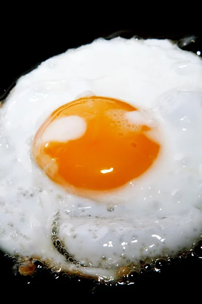 黒鍋に卵黄とフライ卵を料理 — ストック写真