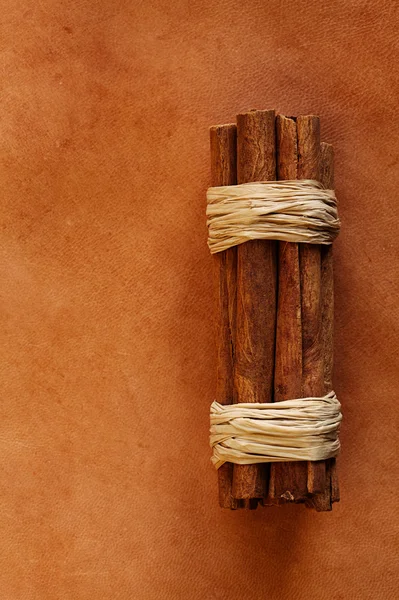 Velho fundo de couro resistido com canela varas estoque pho — Fotografia de Stock